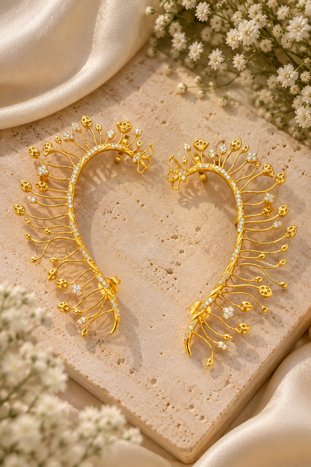 18 karat Gold Earcuffs with Natural Diamond