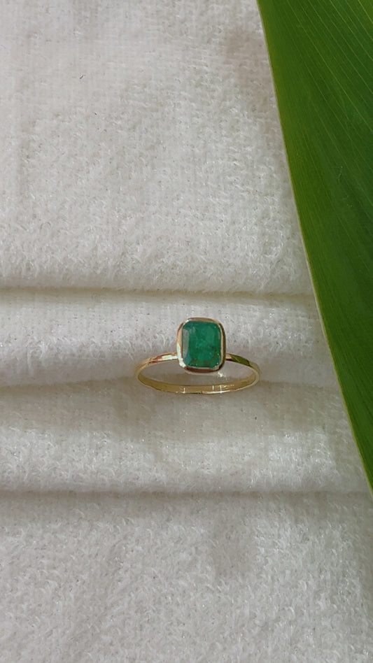 14K Gold Hallmarked Emerald Ring